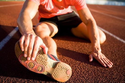 Sportif qui s'étire