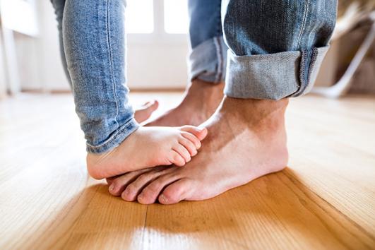 pieds enfant et adulte